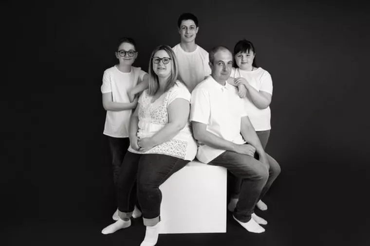 Photographier une famille 5 personnes de façon originale en studio à Amiens, Amiens, Adeline Brisse Photographie