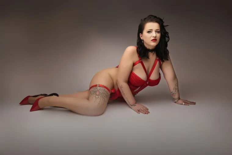 Shooting photo boudoir thème rouge et noir, Amiens, Adeline Brisse Photographie
